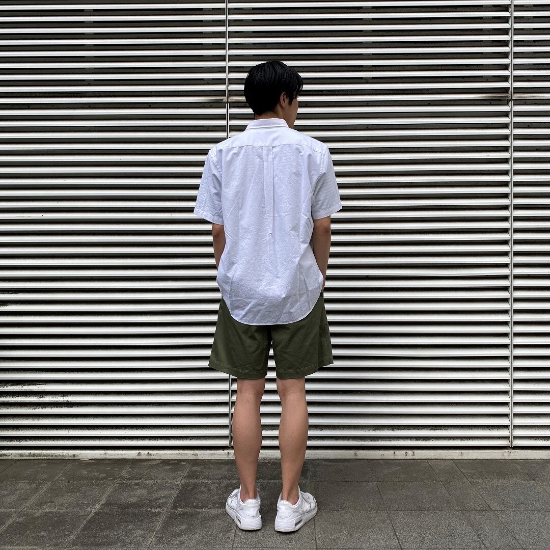 後ろ向きの画像