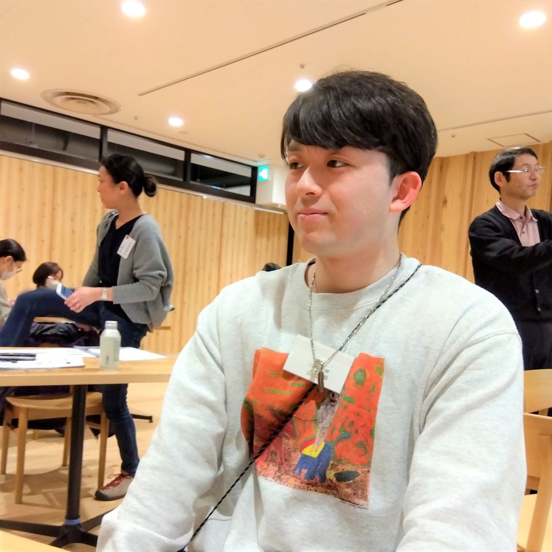 感想を話す、日本の方。