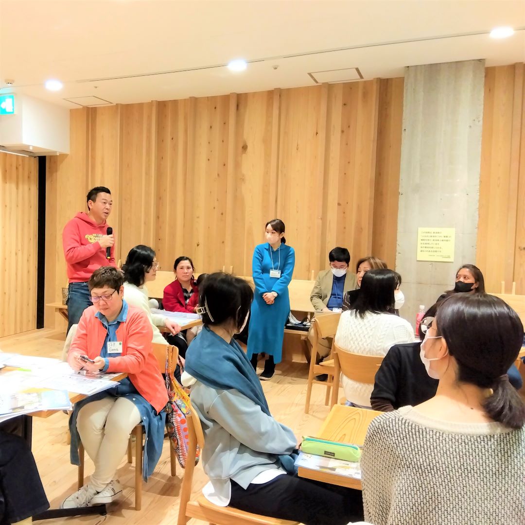 感想を発表し合う参加者の方々。