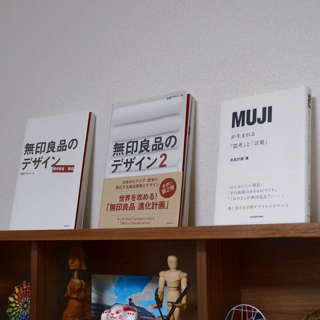 棚の上の本の写真
