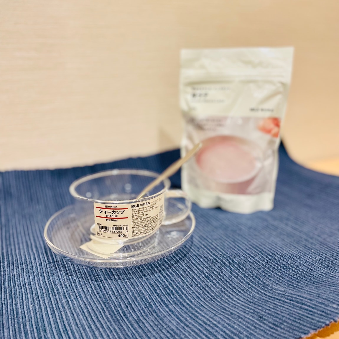 桜のラテとティーカップの写真