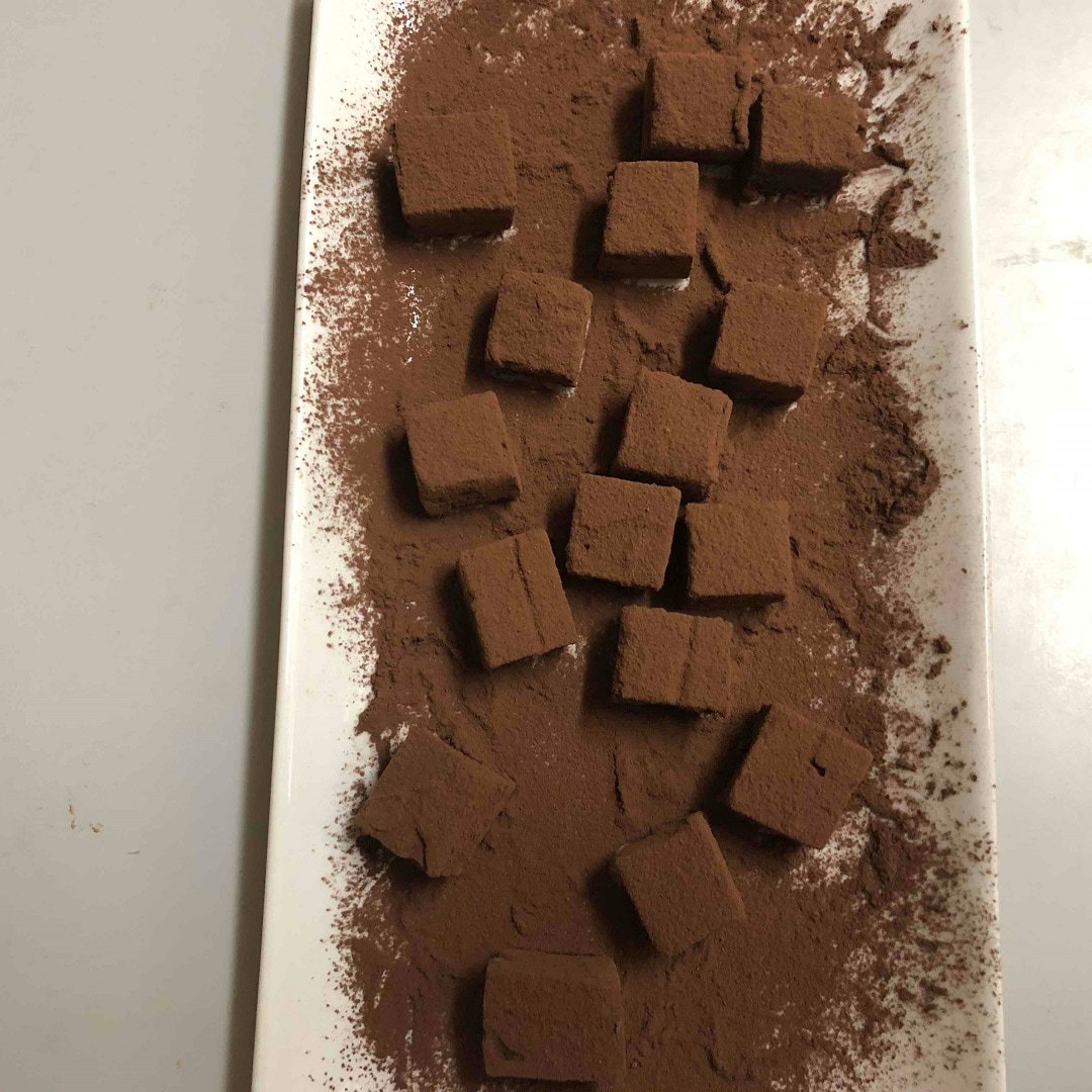 チョコをまぶしている写真