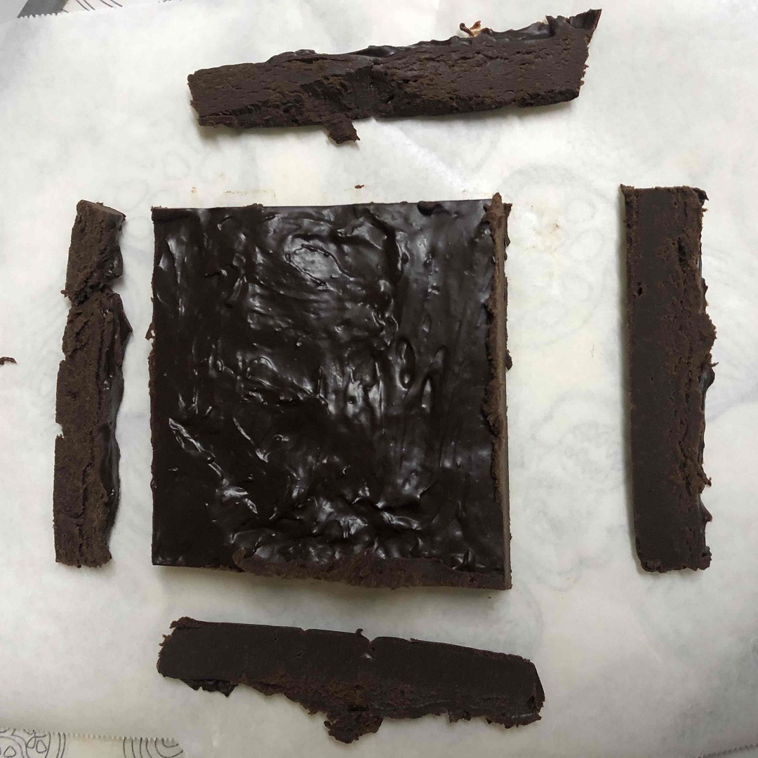 平らのチョコを切り分ける写真