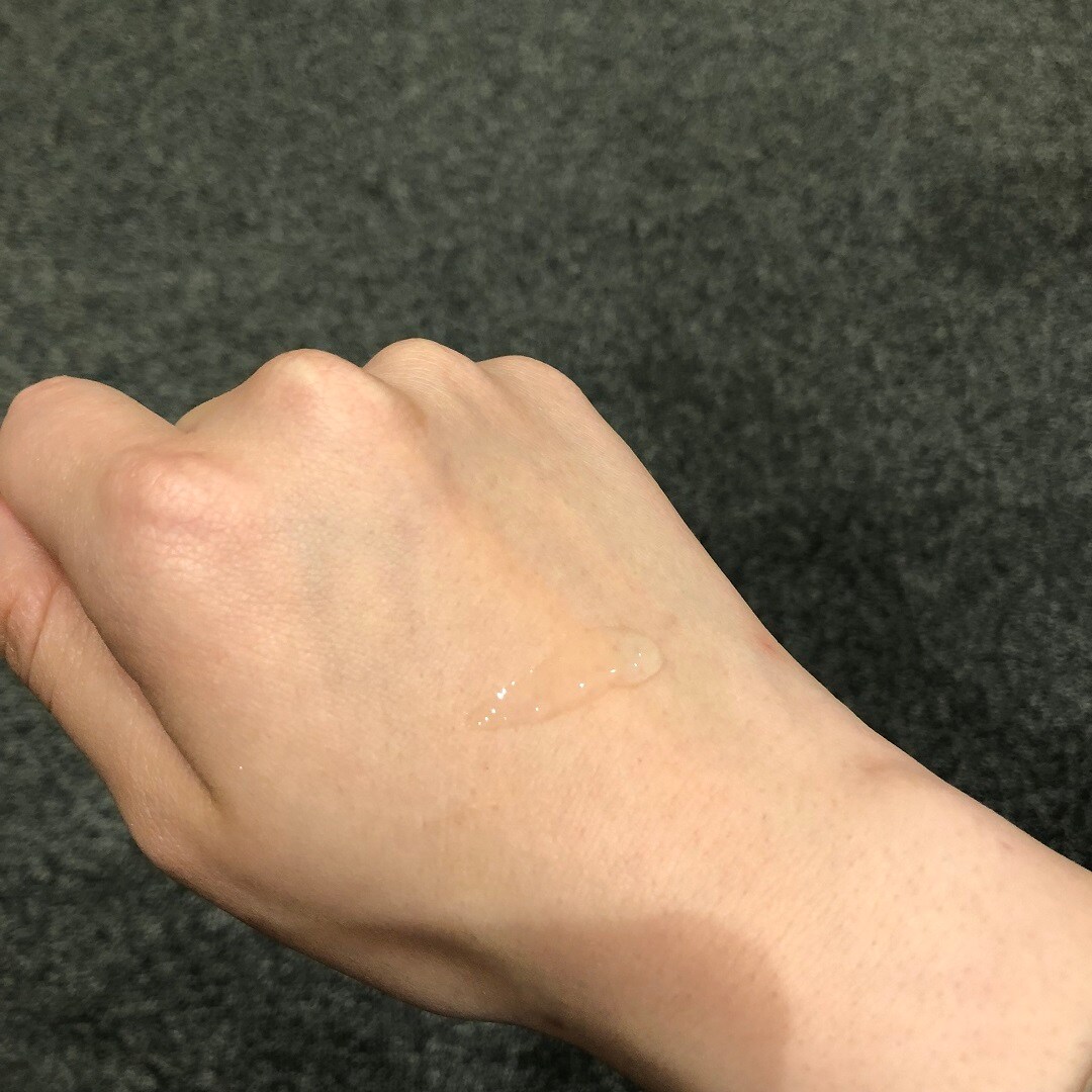 発酵導入美容液　手にとった写真