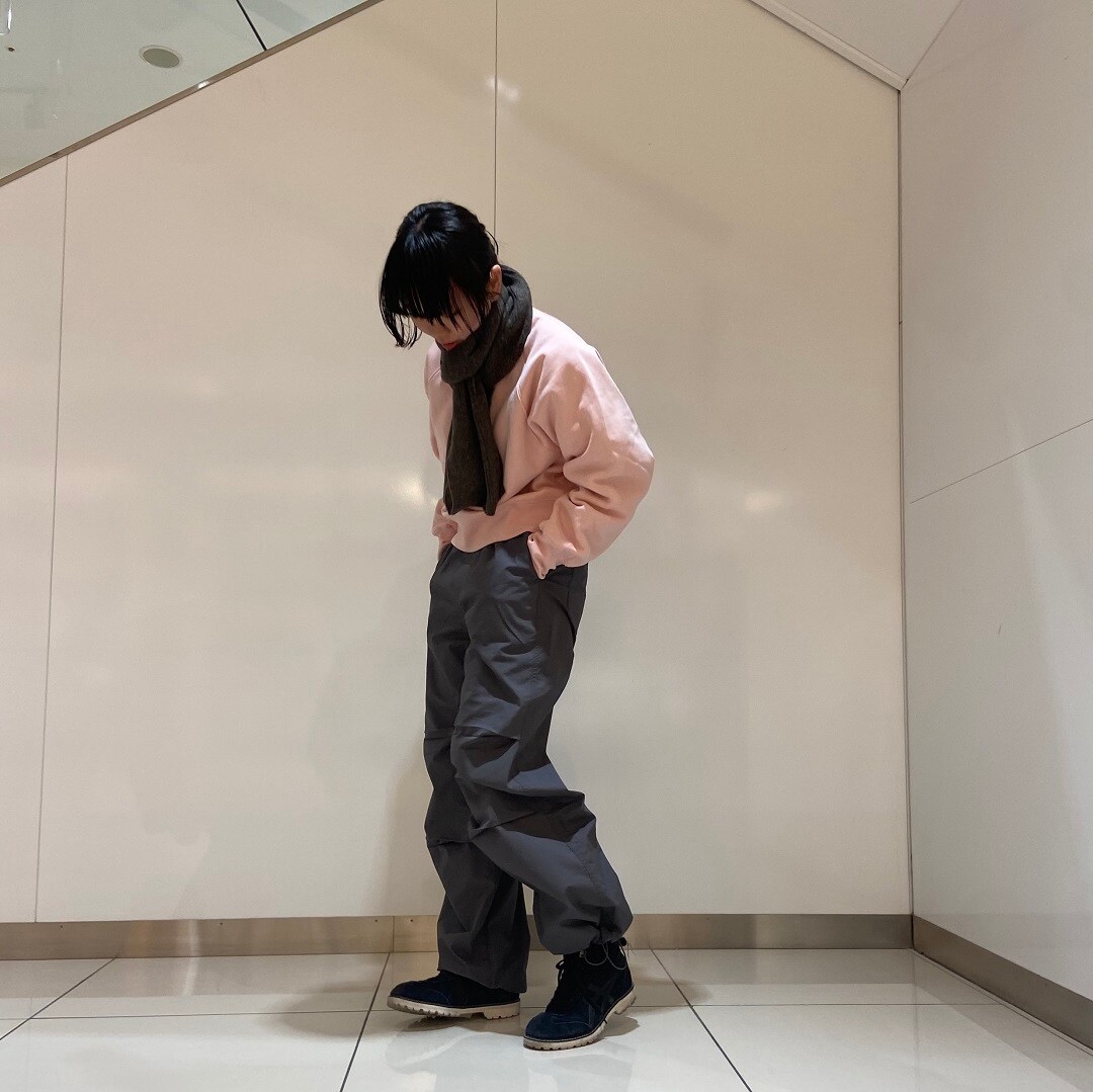 スウェットシャツとイージーパンツのコーディネートです