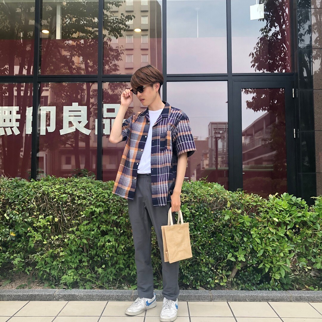 男の子が立っている写真