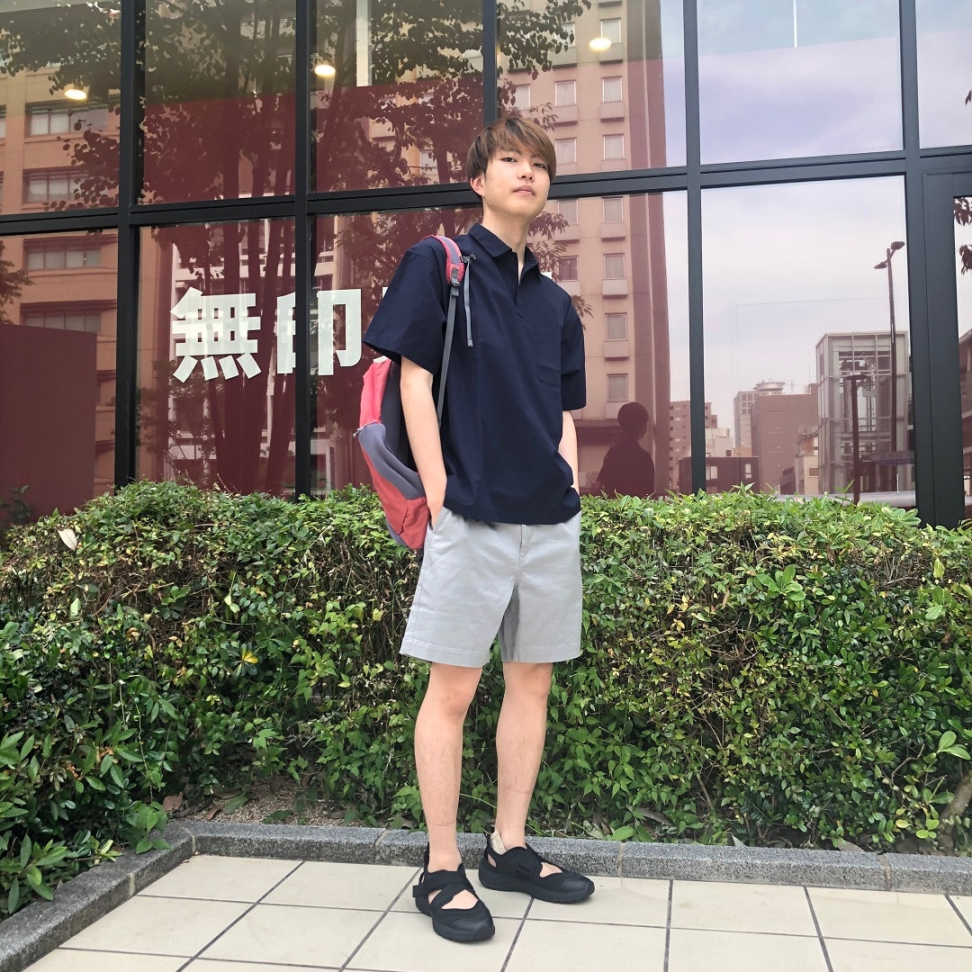男の子が立っている写真