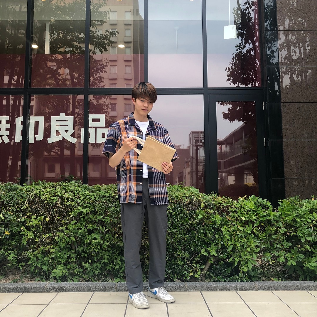 男の子が立っている写真