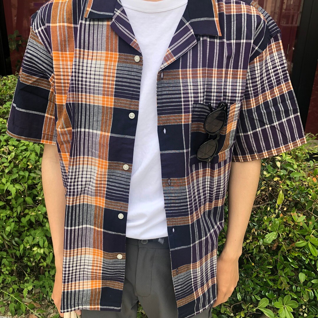 男の子が立っている写真