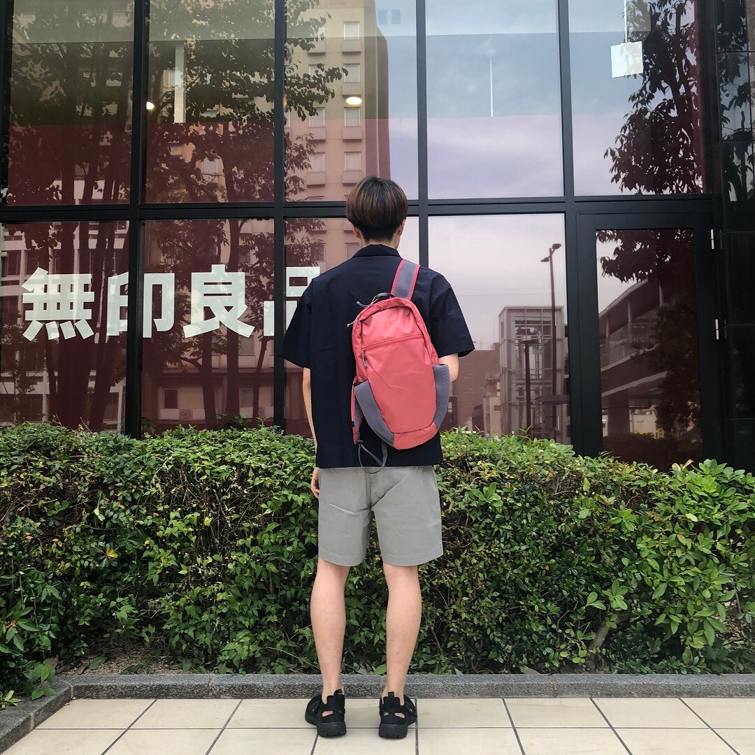 男の子が立っている写真