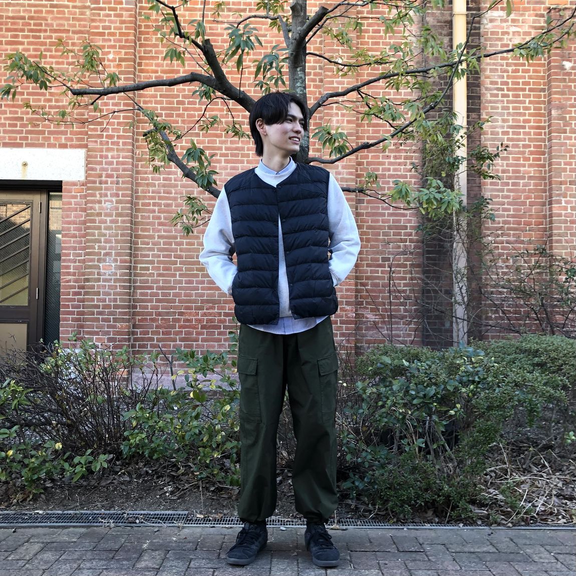 シャツにスウェットとベストを重ね着