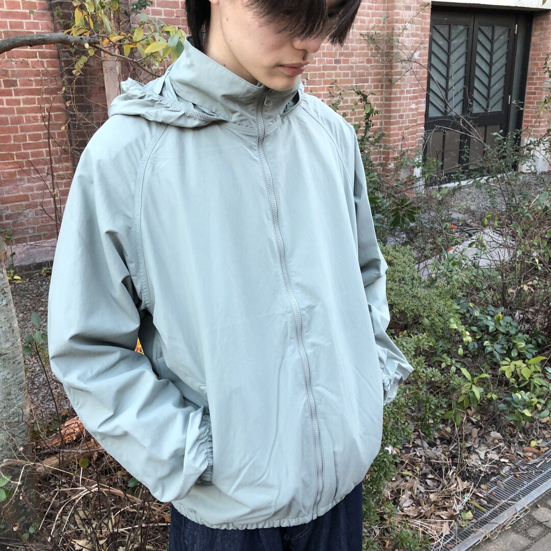撥水ナイロンウィンドブレーカー閉じたときの着用感