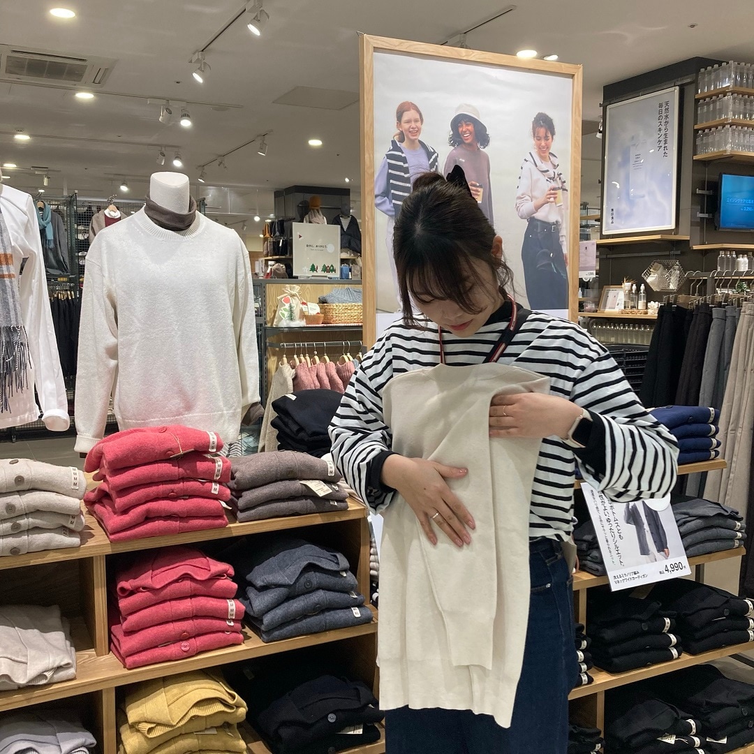 服をたたんでいるスタッフ