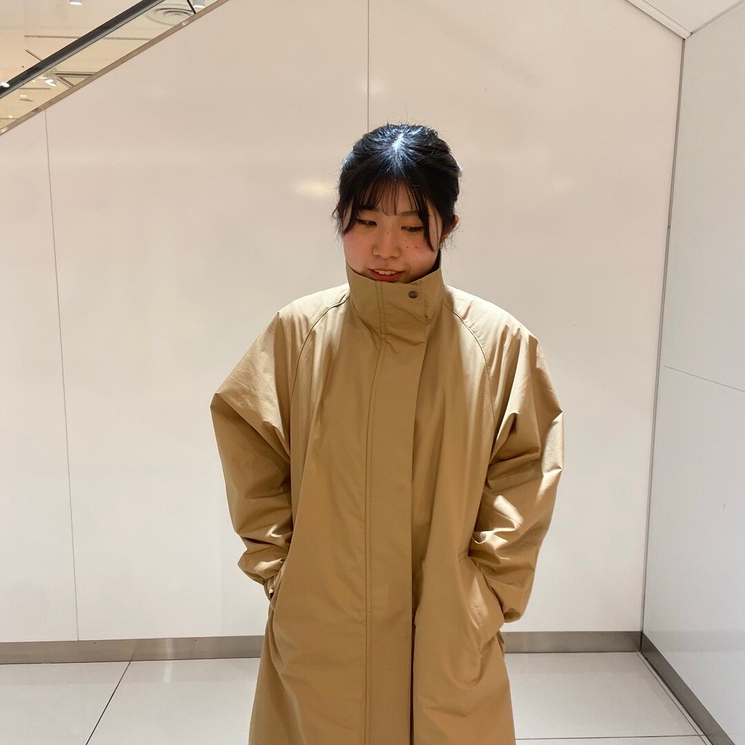 衿を立ててジャケットを着ています