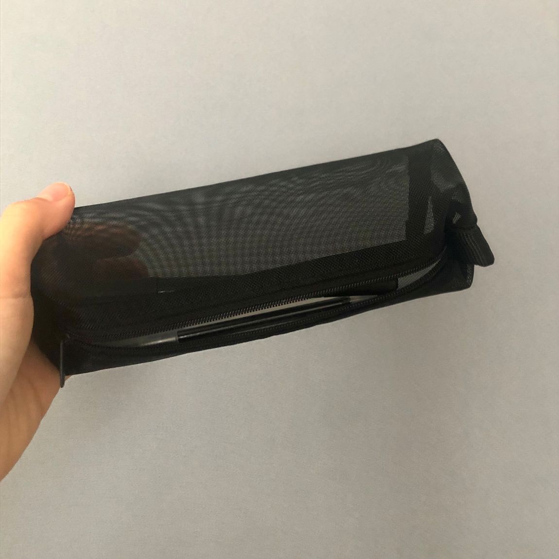 ペンが滑り落ちにくい形をしています