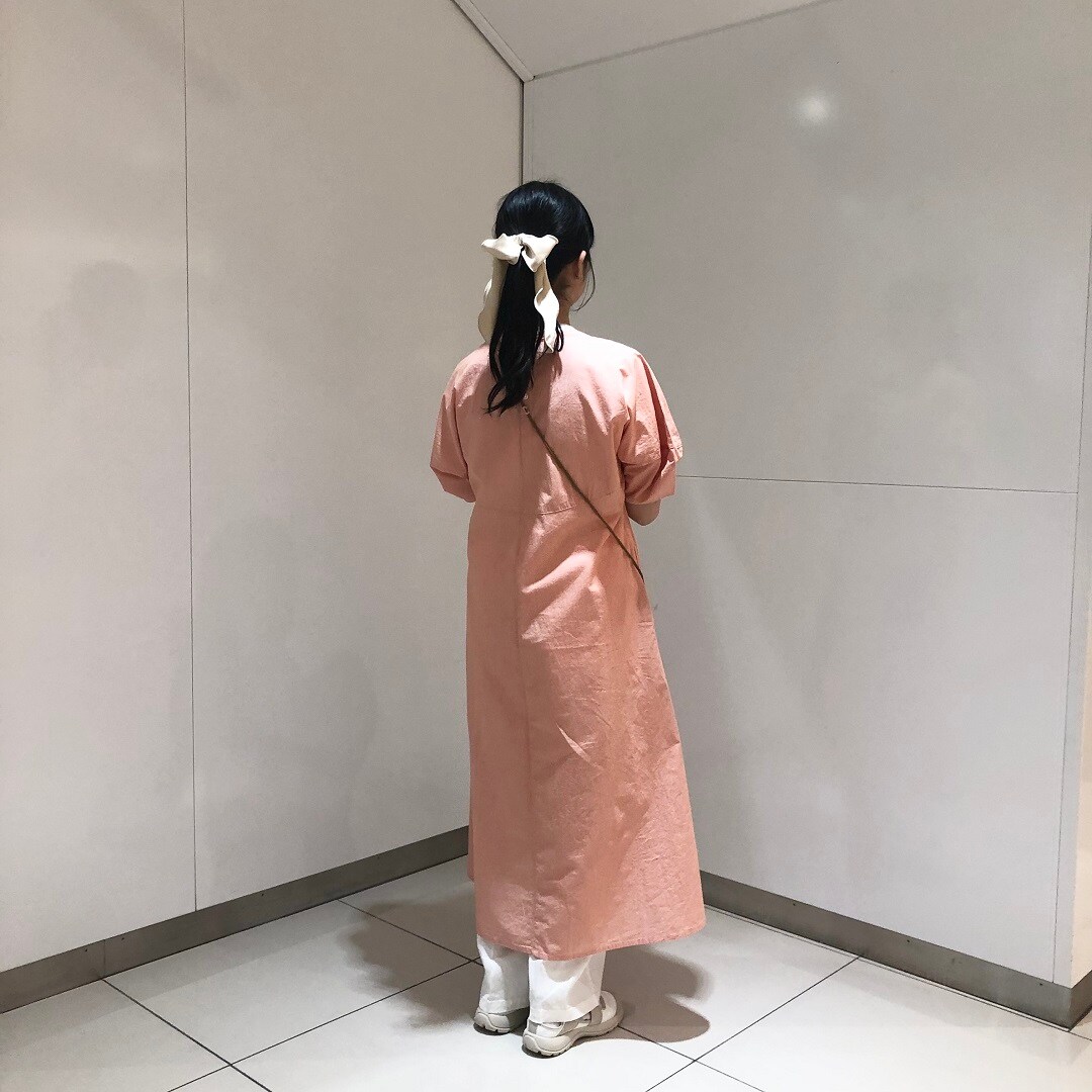 女の子が立っている写真