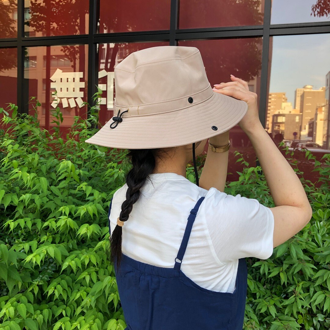 女の子が立っている写真