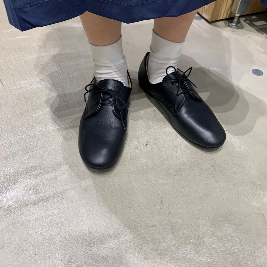 足元　革靴アップ