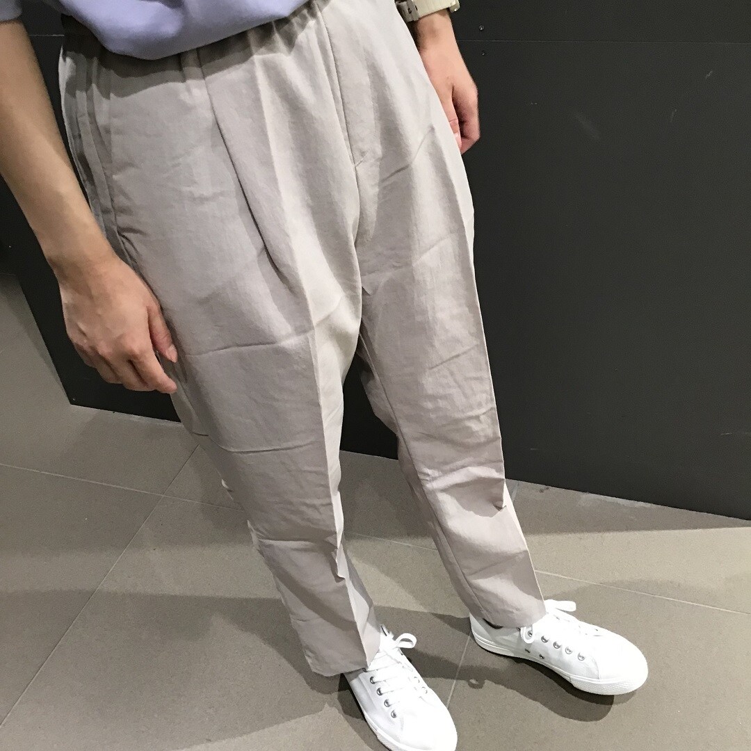 風を通すテーパードパンツ