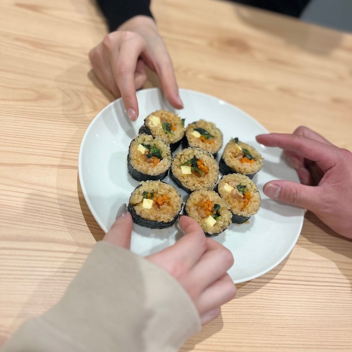 三人でキンパを食べる写真