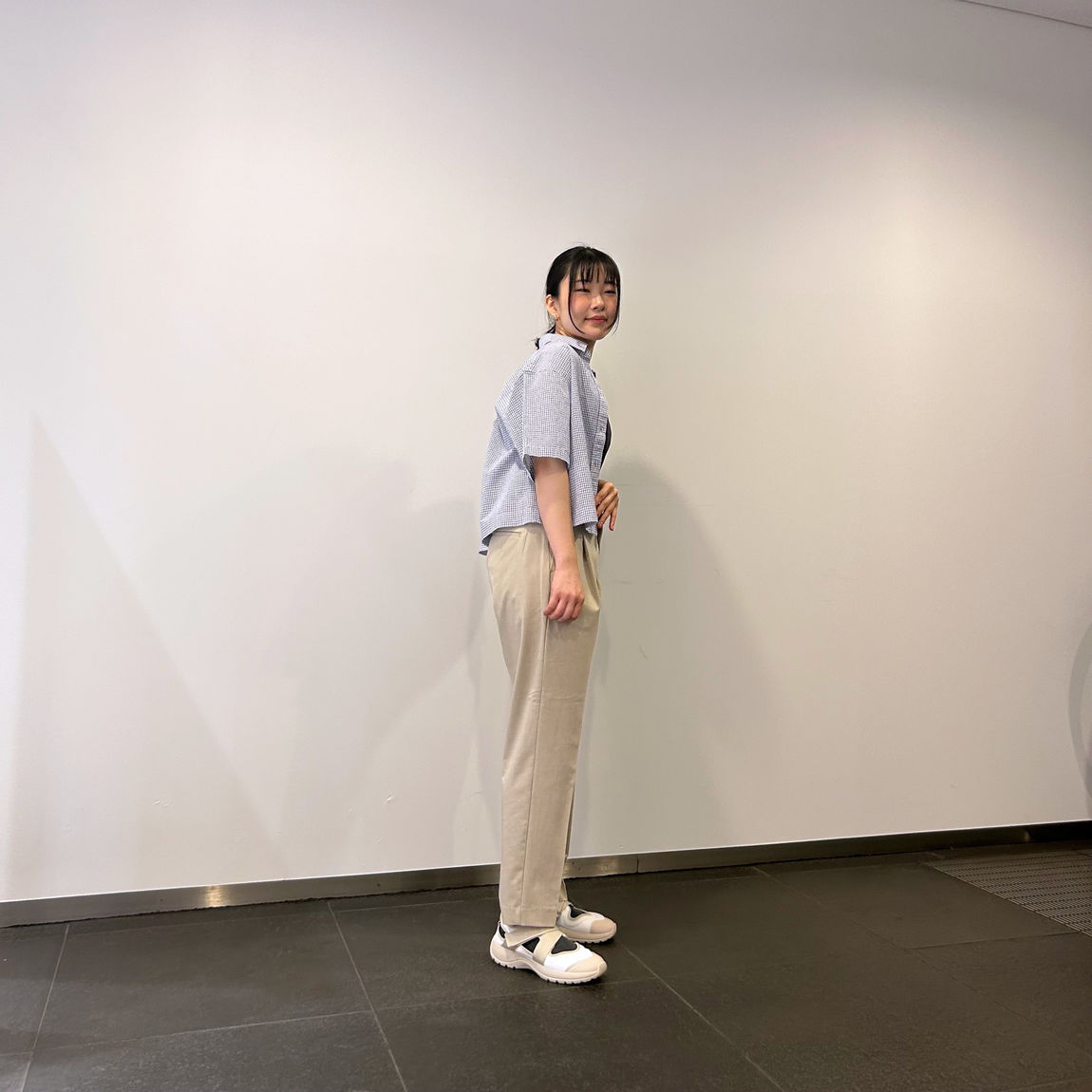 涼感ブロードレギュラー半袖シャツを着た女性　振り返り図