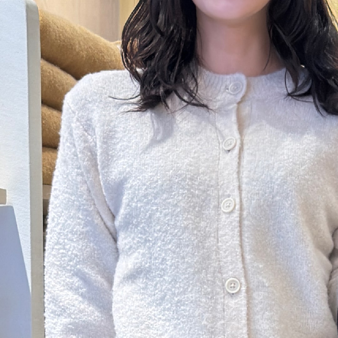 ニットを着た女性