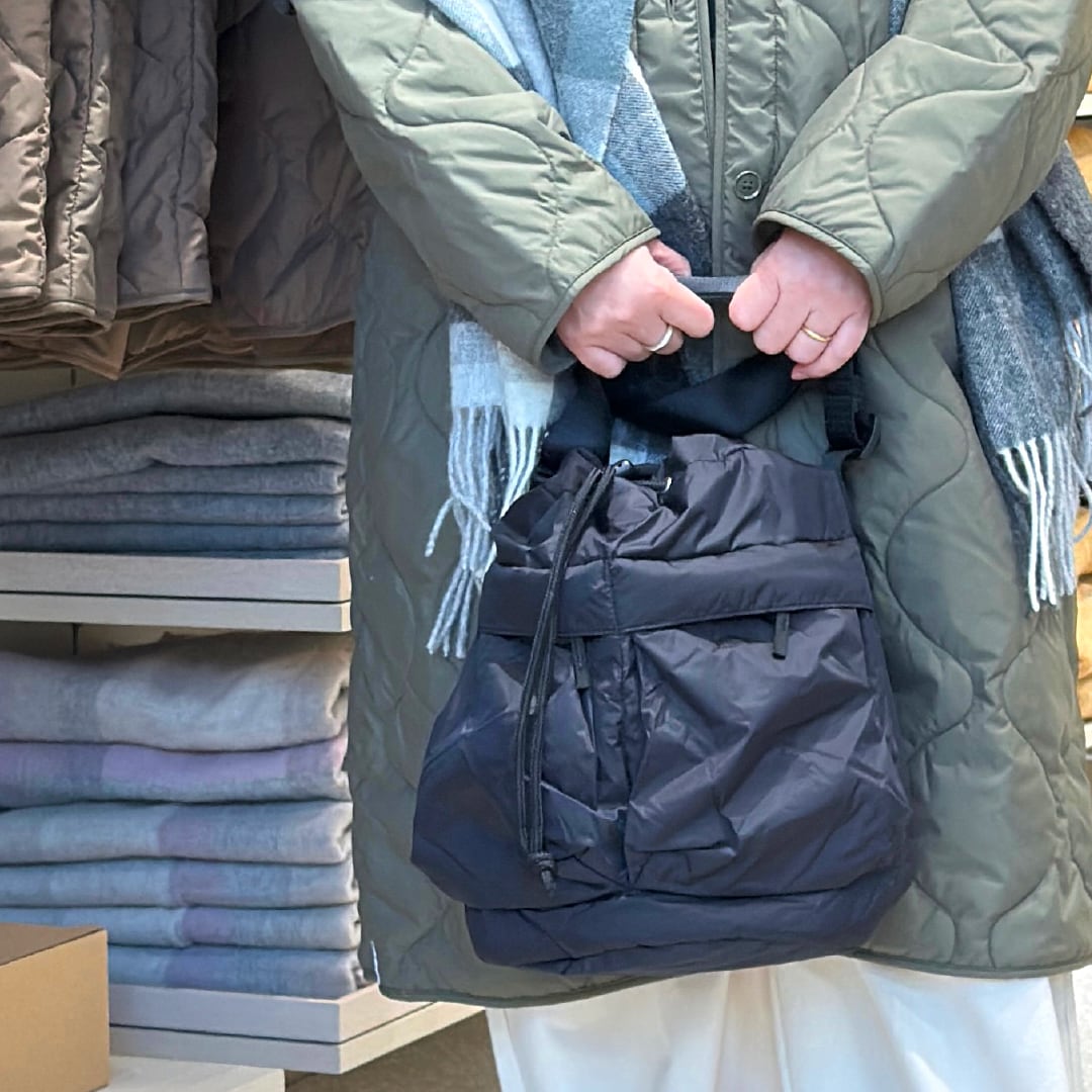 中綿バッグを持った女性