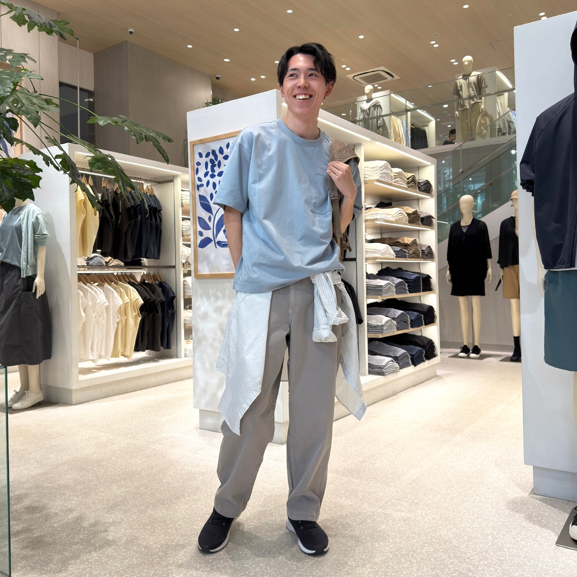 紳士　涼感ＵＶカットワイド半袖Ｔシャツを着た男性