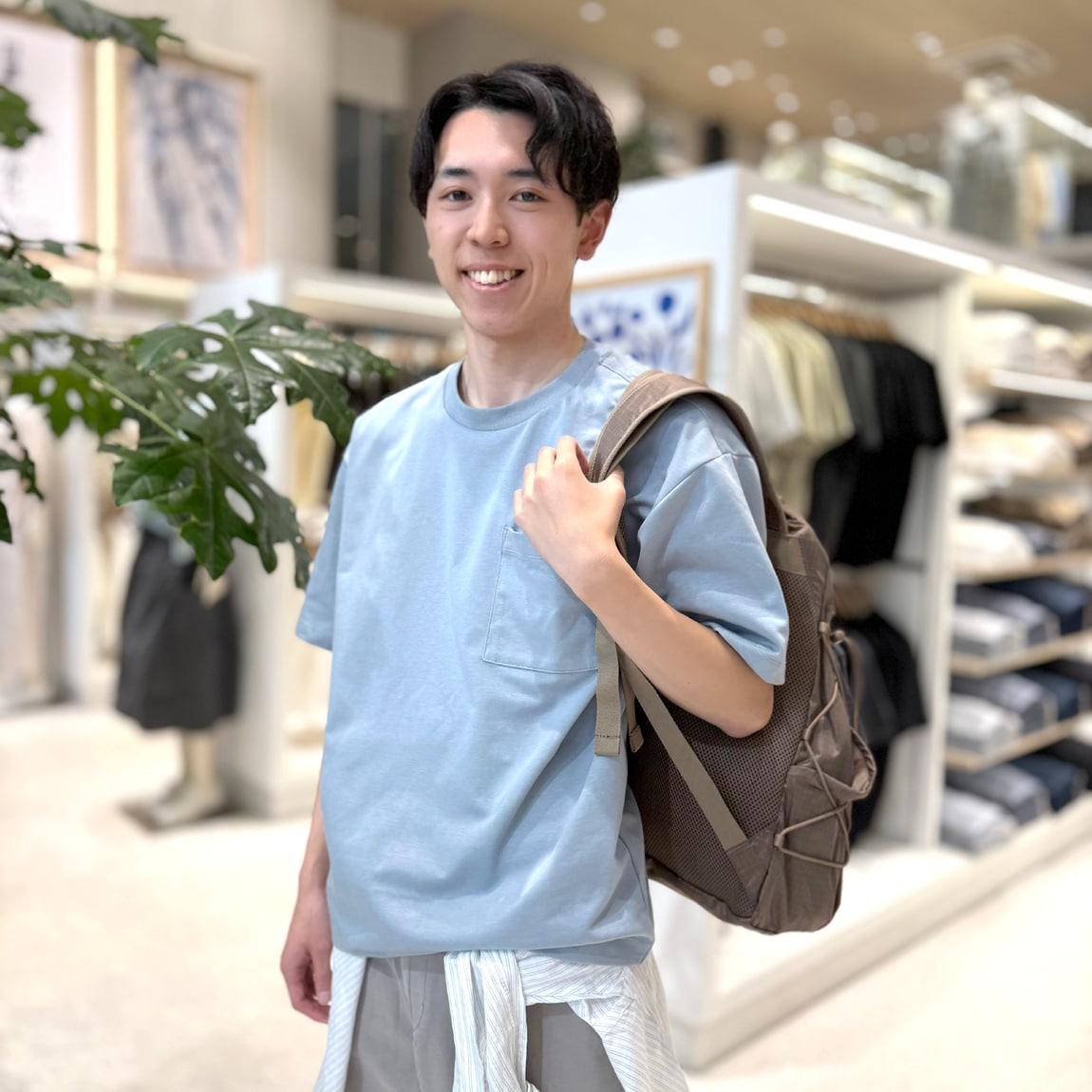 紳士　涼感ＵＶカットワイド半袖Ｔシャツを着た男性