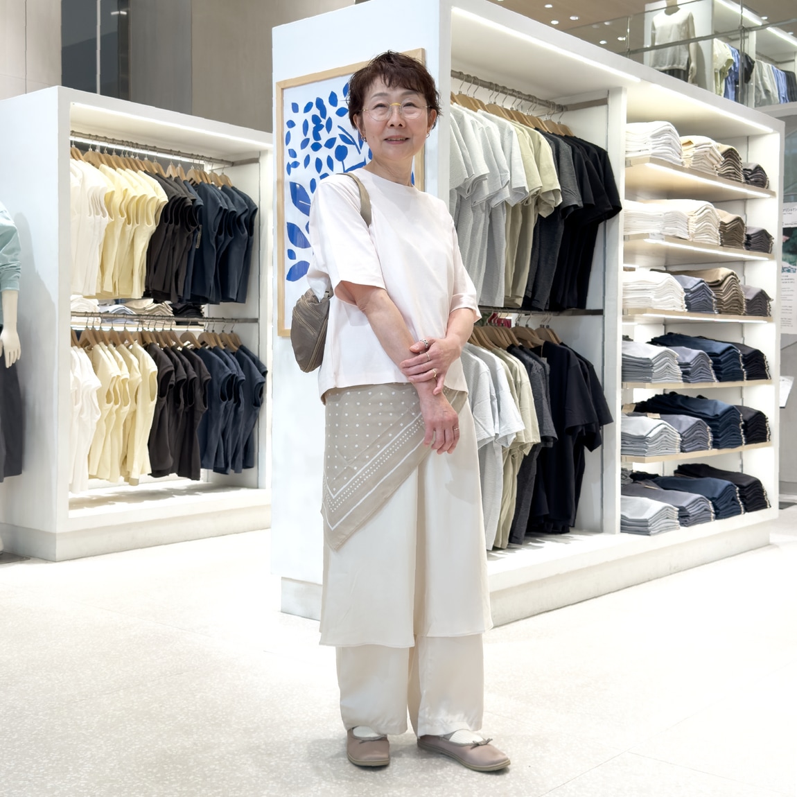 涼感ＵＶカットクルーネックワイド半袖Ｔシャツを着た女性