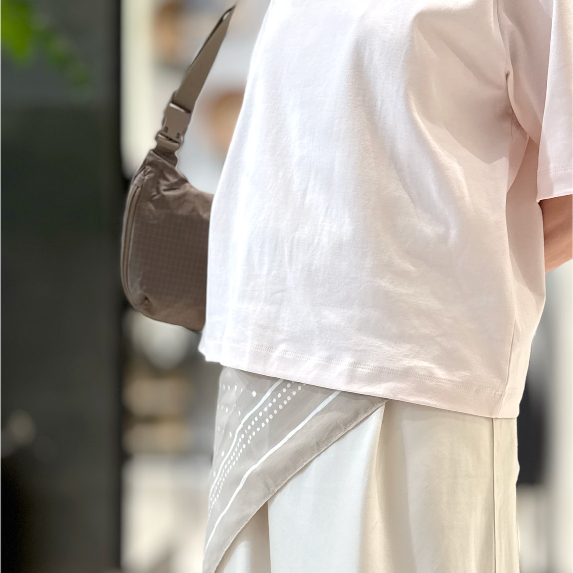 涼感ＵＶカットクルーネックワイド半袖Ｔシャツを着た女性