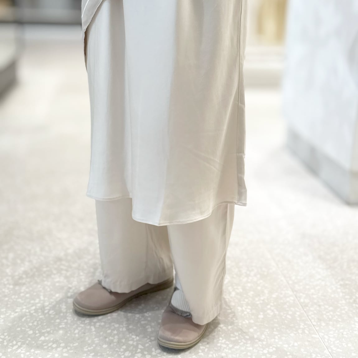 涼感ＵＶカットクルーネックワイド半袖Ｔシャツを着た女性