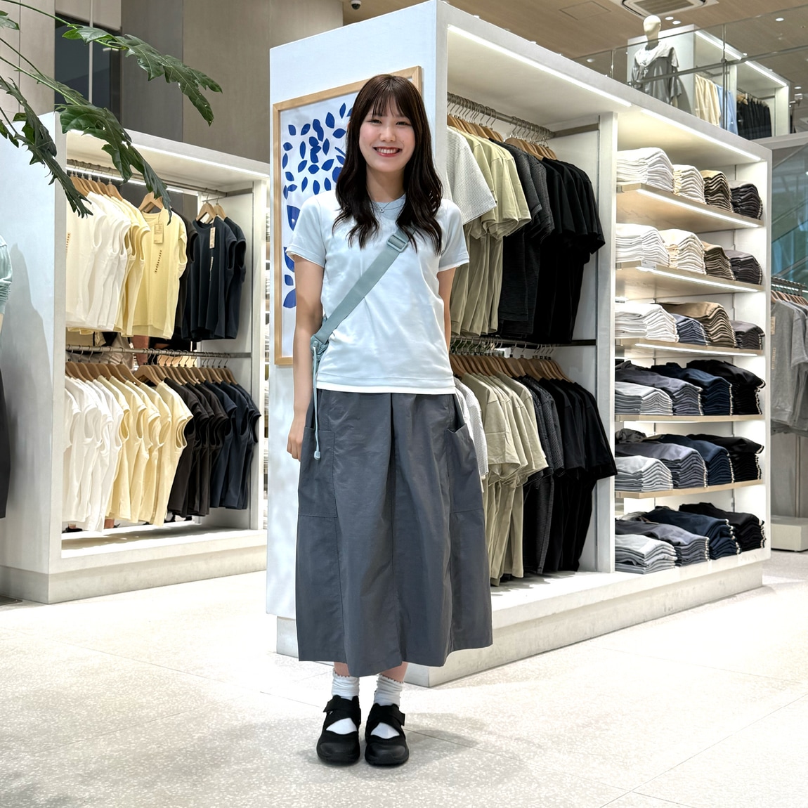 涼感汗じみしにくいクルーネック半袖Ｔシャツを着た女性