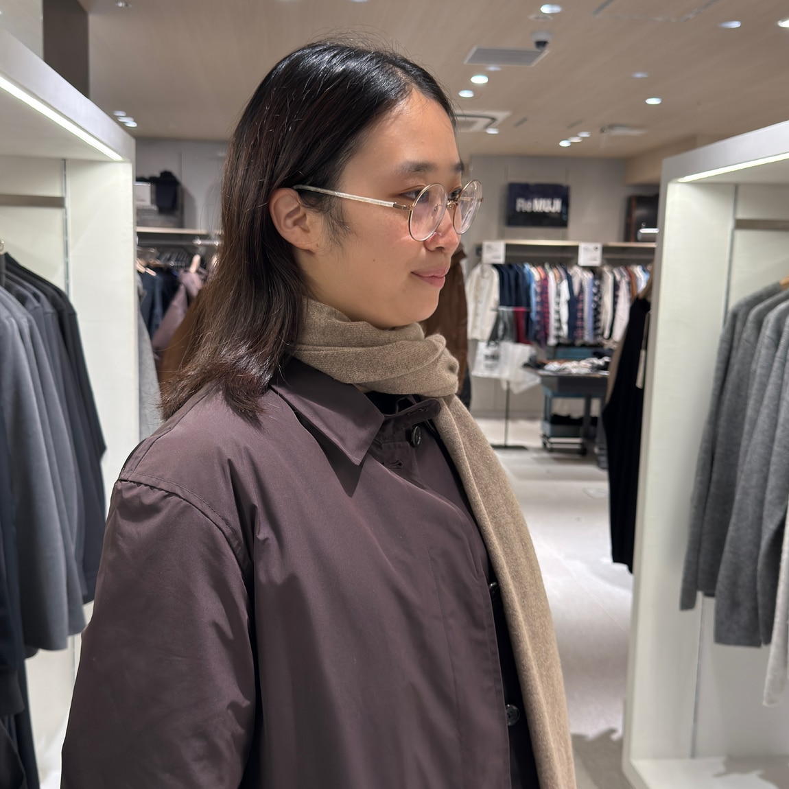 コートを着た女性