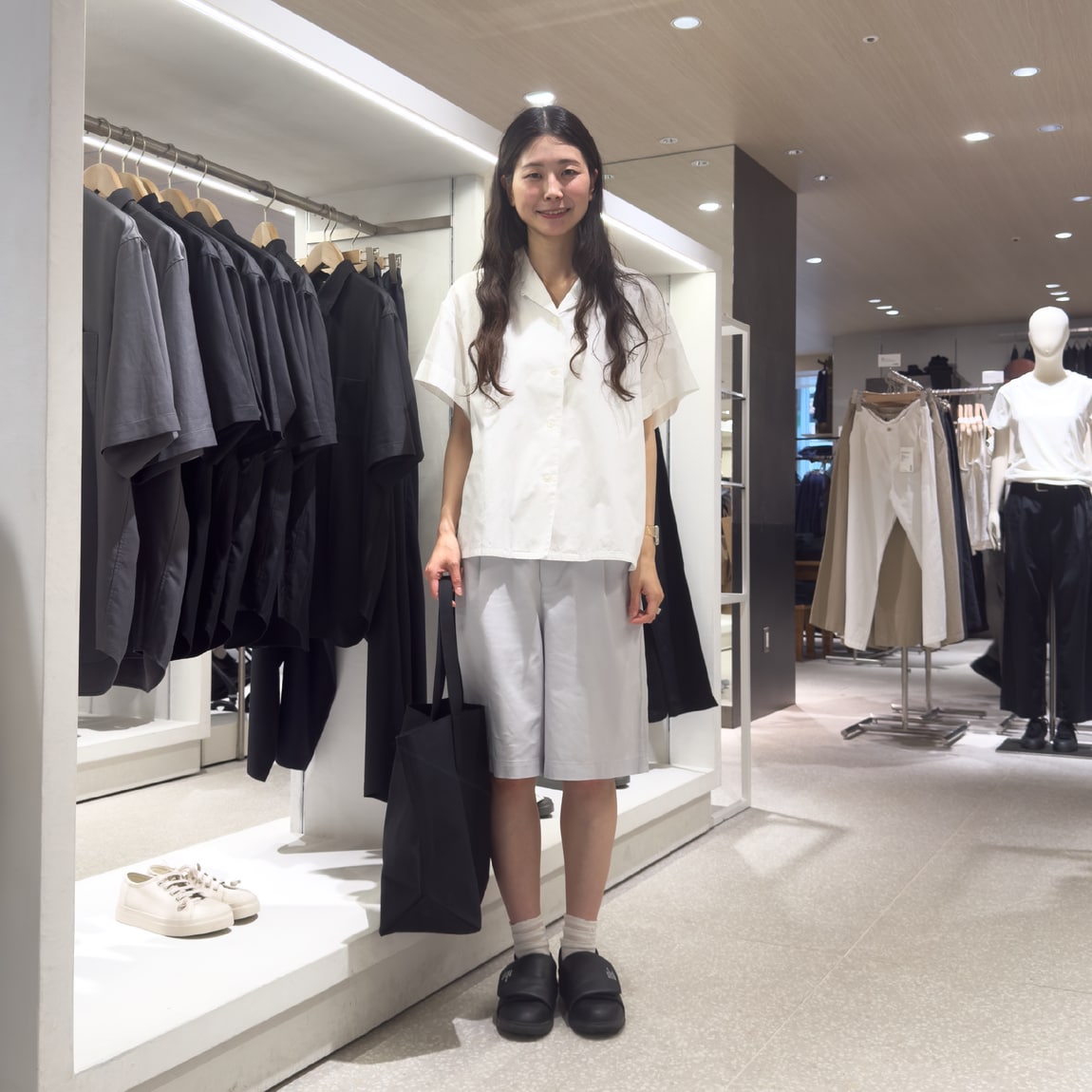 MUJILaboの服を着た女性