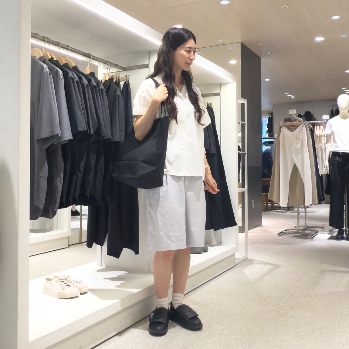 MUJILaboを着た女性