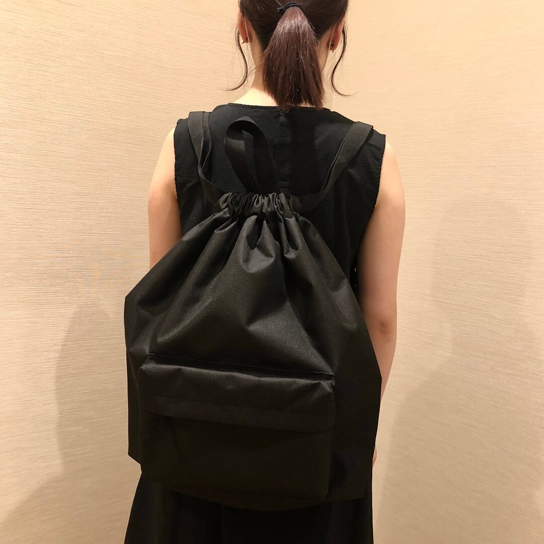 巾着リュックを背負っている写真
