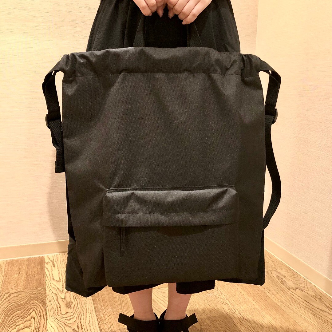 巾着リュックをトートバックとして使用している写真