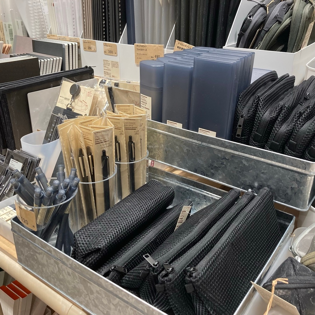 ブラック系の文房具が勢ぞろい！