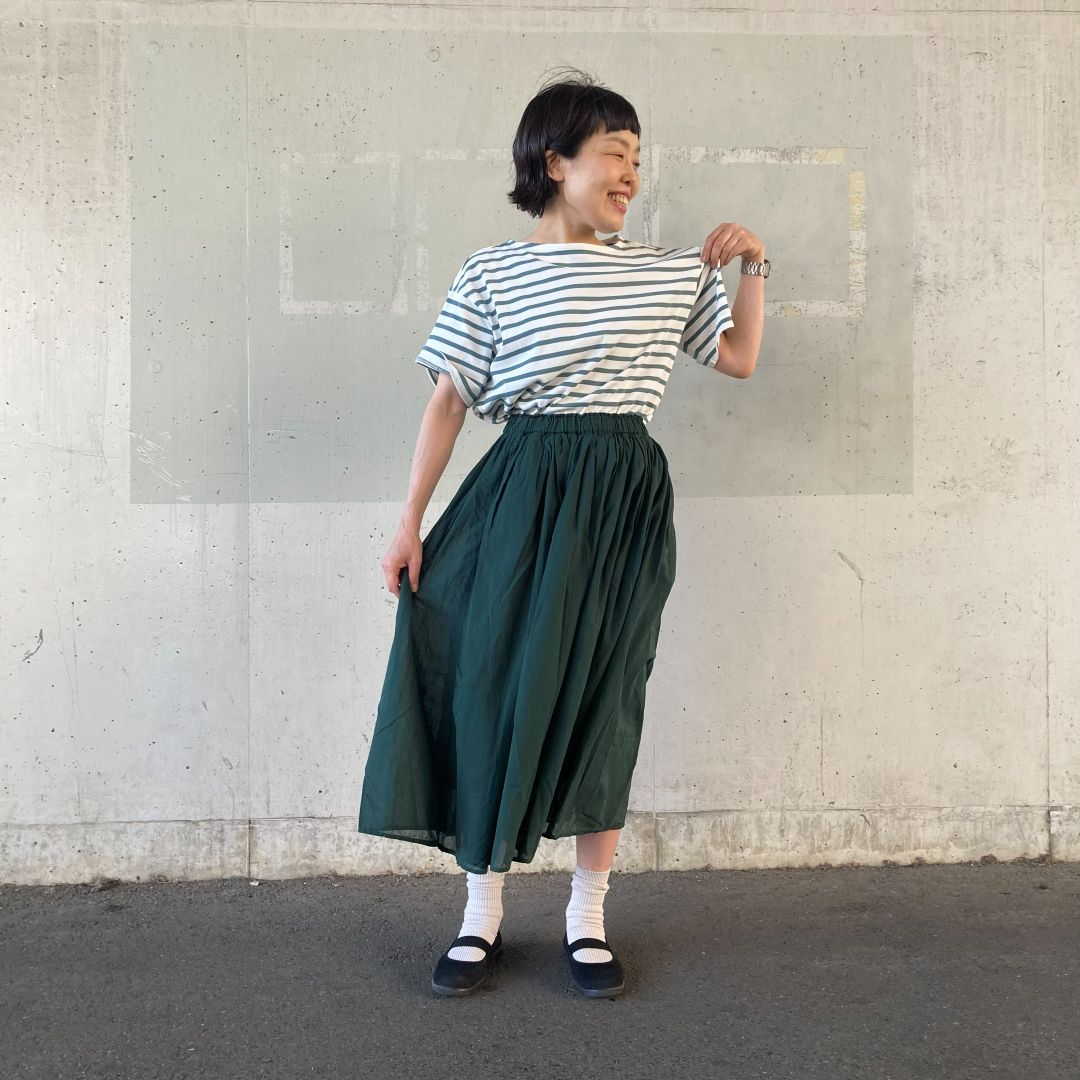 グリーンのスカートを着用した女性