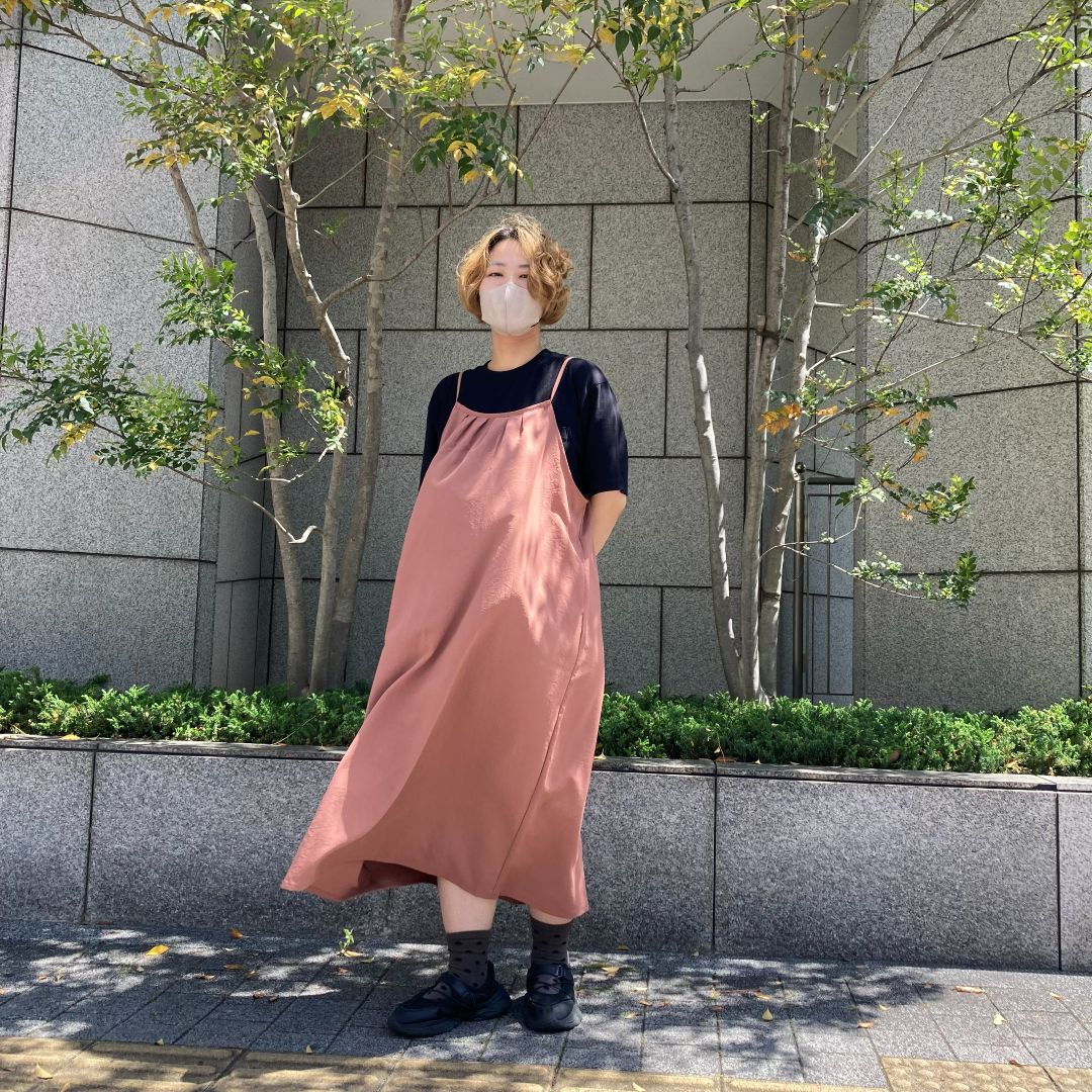 キャミソールワンピースを着用した女性