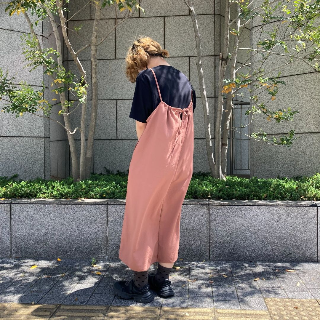 キャミソールワンピースを着用した女性