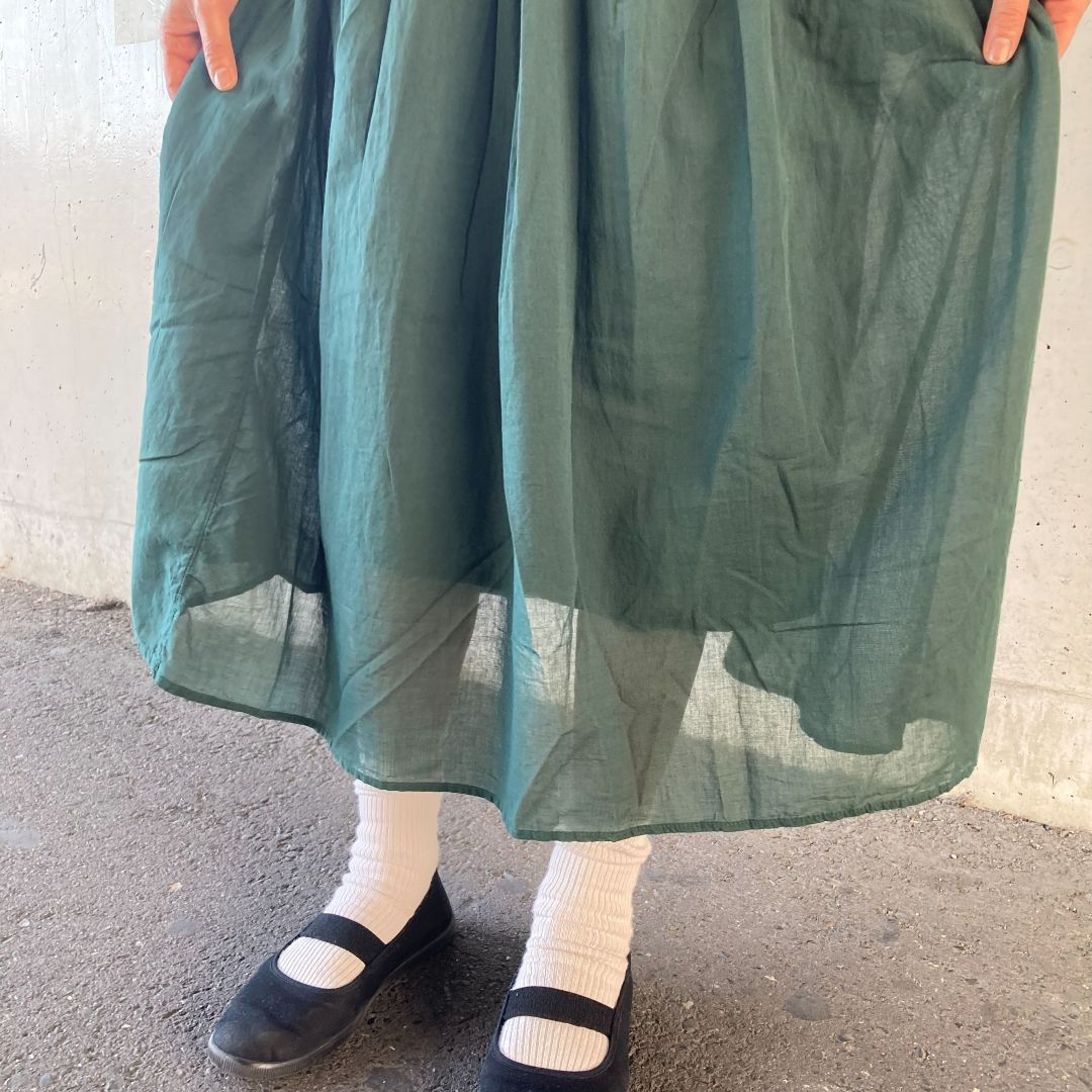 透け感のあるグリーンのスカート
