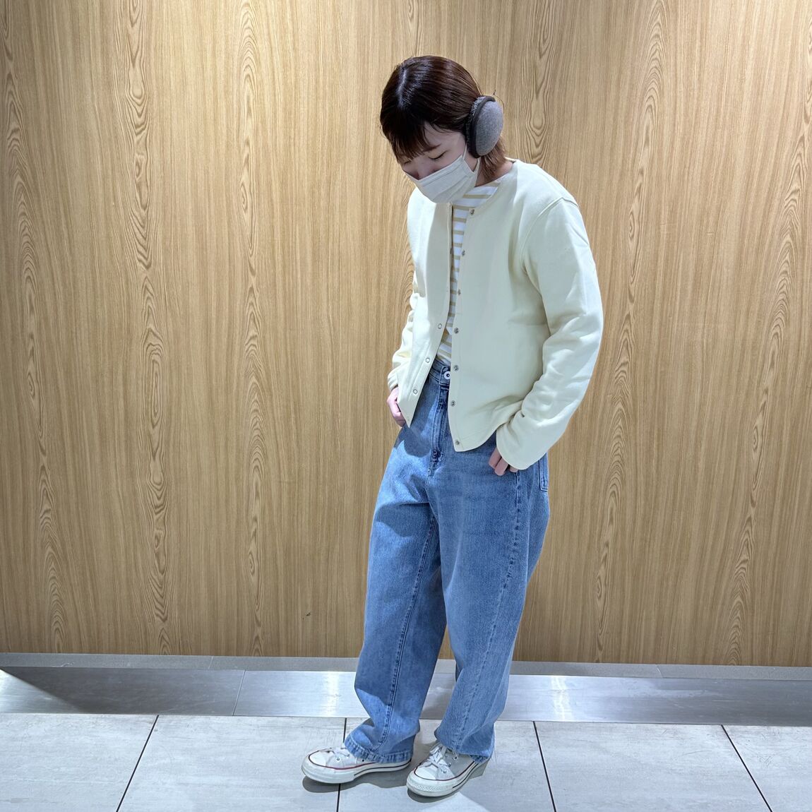 女性スタッフ　スウェットカーディガン