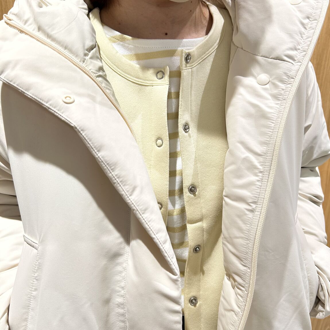 女性スタッフ　スウェットカーディガン　ジャケットコート