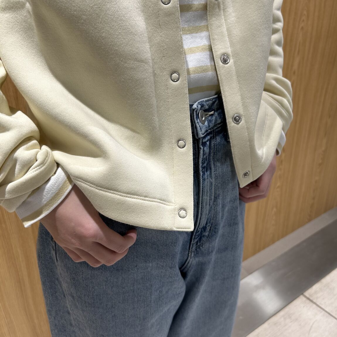 女性スタッフ　スウェットカーディガン　黄色