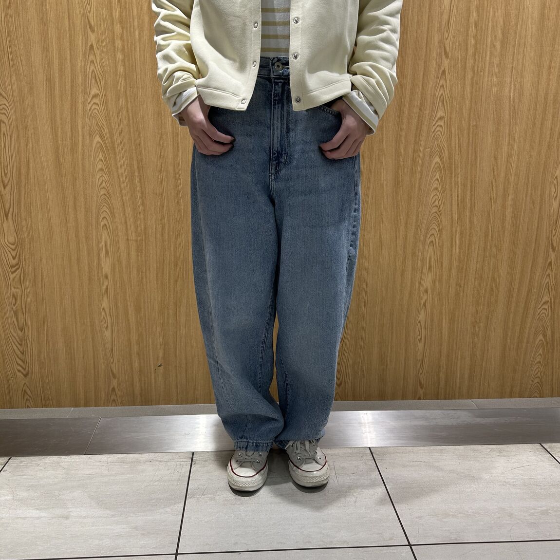 女性スタッフ　デニムコクーンパンツ