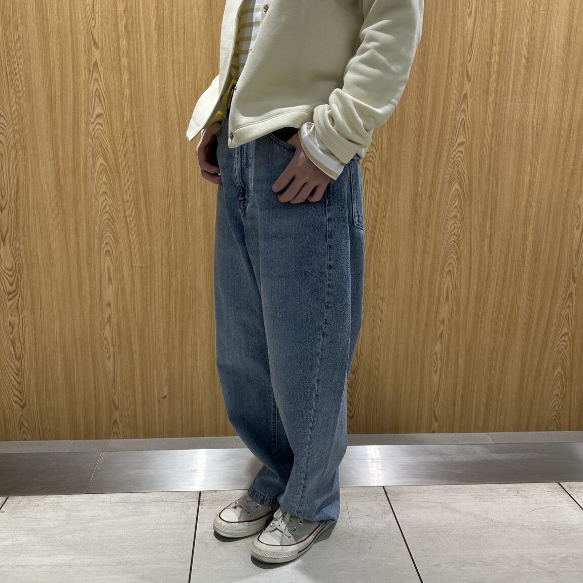 女性スタッフ　デニムコクーンパンツ　ライトブルー