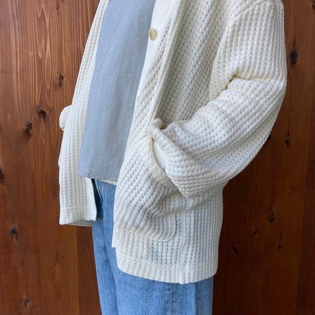 ざっくり編んだ長袖カーディガン