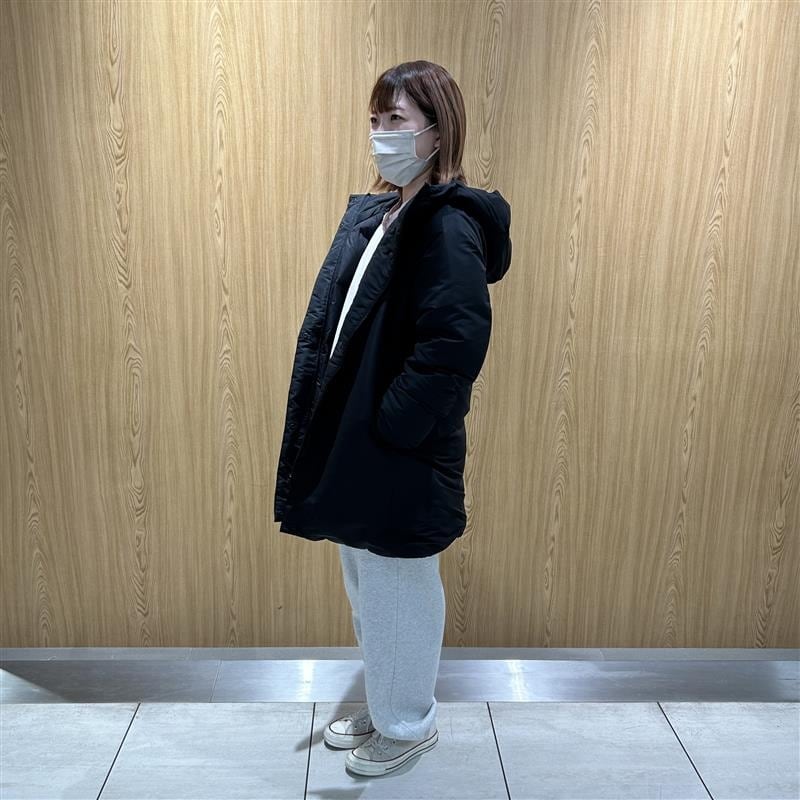 女性スタッフ　黒　ミドルコート